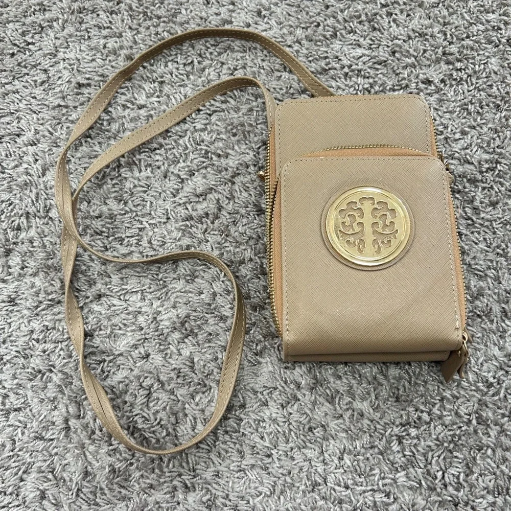 Tan Faux Leather Crossbody‎ Phone Wallet Bag Gold Filigree Emblem Zip Around